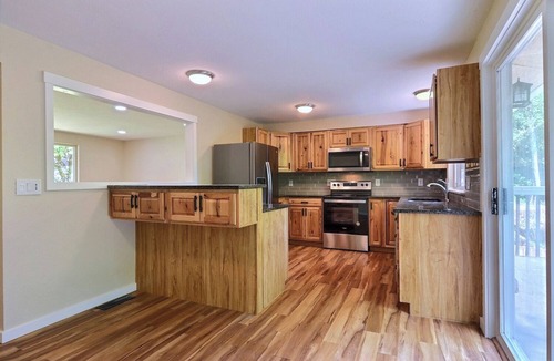 Parkwood House | 5BR 2BA Entire Home 2 Blocks Away From Golf Course