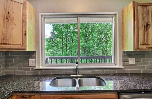 Parkwood House | 5BR 2BA Entire Home 2 Blocks Away From Golf Course