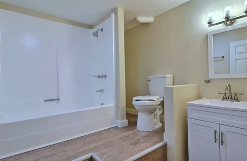 Parkwood House | 5BR 2BA Entire Home 2 Blocks Away From Golf Course