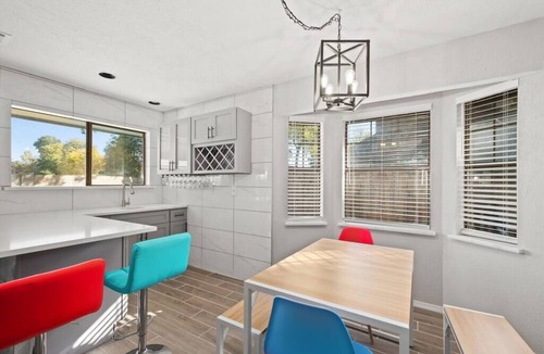 McKinney House | 5BR 3.5BA Pool House – Comfortably Sleeps 15