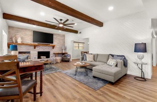 McQueeney House | 5BR 3.5BA Waterfront Boat, Dock and Kayaks, Lake McQueeney by Austin Vacay