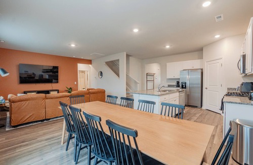 Wilmington House | 5BR/3B, Sleeps 13, Pets+, Garage - Orange