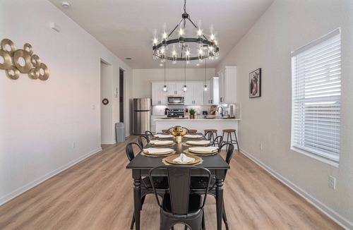 Near East Side Cottage | 5br/3ba Minutes From the Action With Skyline Views