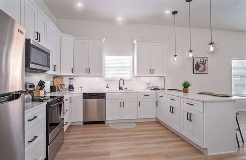 Near East Side Cottage | 5br/3ba Minutes From the Action With Skyline Views