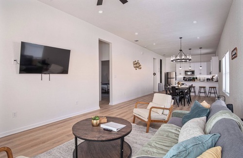 Near East Side Cottage | 5br/3ba Minutes From the Action With Skyline Views
