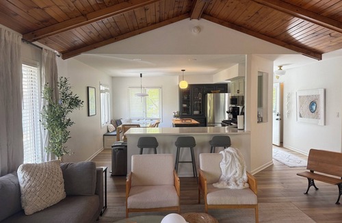 Delavan Lake House | 5BR/3BA Modern Lakeside Screened In Porch Fire Pit