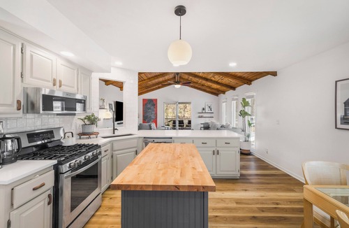 Delavan Lake House | 5BR/3BA Modern Lakeside Screened In Porch Fire Pit