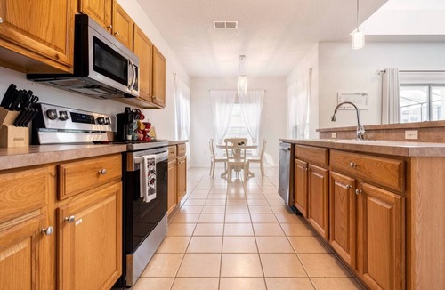 Highgate Park Villa | 5BR 4BA Luxury Villa with Private Heated Pool & Hot Tub! Close to Disney!