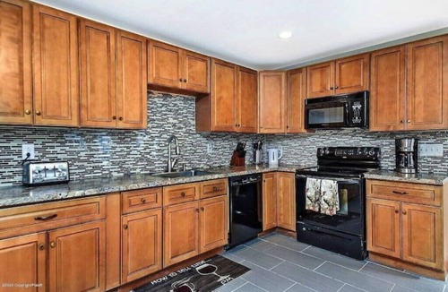 East Stroudsburg House | 5BR/4BA, Pools, Sauna, Fun Double Bunk Bed Room with game room and fire pit!