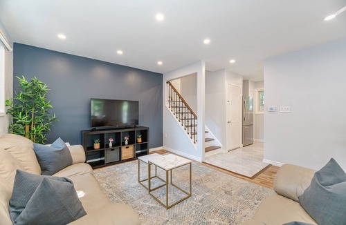 Bronte House | *5BR 4Bath Family GetAway near Lake & Harbor*