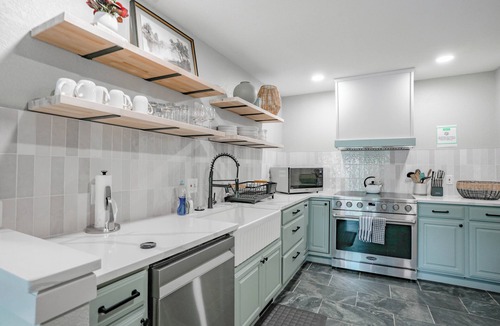 Warr Acres House | 5BR | 8 mins Wiley Post | Hot tub, sleeps 14