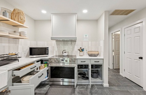 Warr Acres House | 5BR | 8 mins Wiley Post | Hot tub, sleeps 14