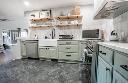 Warr Acres House | 5BR | 8 mins Wiley Post | Hot tub, sleeps 14