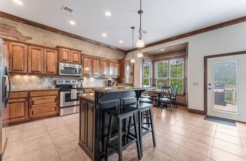 Bella Vista House | 5BR Bentonville Area Retreat | Sleeps 14 | 3 King Beds | GameRoom & Deck Firepit