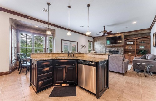 Bella Vista House | 5BR Bentonville Area Retreat | Sleeps 14 | 3 King Beds | GameRoom & Deck Firepit