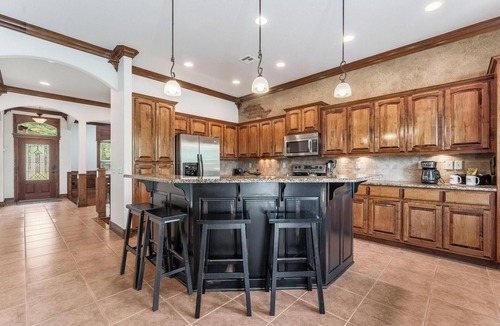 Bella Vista House | 5BR Bentonville Area Retreat | Sleeps 14 | 3 King Beds | GameRoom & Deck Firepit