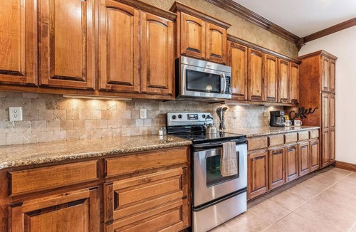 Bella Vista House | 5BR Bentonville Area Retreat | Sleeps 14 | 3 King Beds | GameRoom & Deck Firepit
