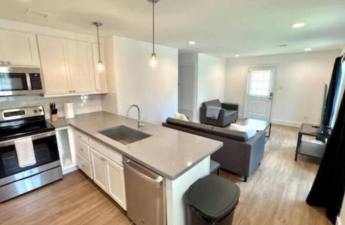 Neartown House | 5BR Central Montrose Gem
