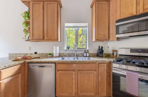 Ponderosa Trails House | 5BR Chalet: Hot Tub & Game Room