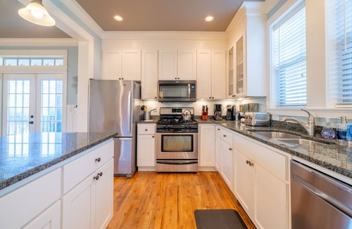 Nelscott House | 5BR Family Retreat | 2 Suites + Game Room | Sleeps 11