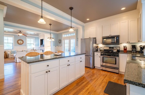 Nelscott House | 5BR Family Retreat | 2 Suites + Game Room | Sleeps 11
