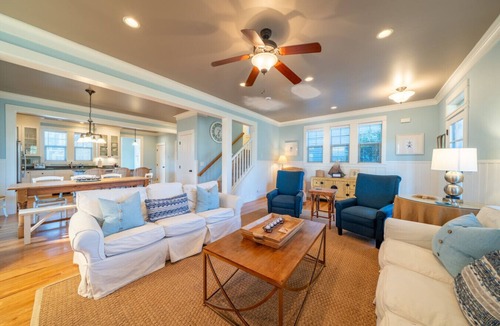 Nelscott House | 5BR Family Retreat | 2 Suites + Game Room | Sleeps 11