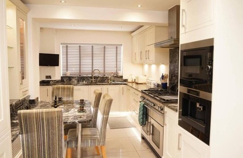 Sutton Coldfield House | 5BR Family Stay w/Garden & BBQ