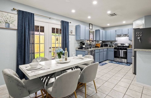 Copperfield House | 5BR/Game Room/Hot Tub/Big Yard/Sleeps 16/15 min DT
