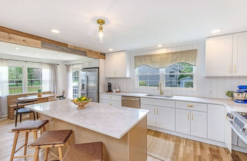 Lewis Center House | 5BR Historic Retreat on 3 Acres | Near Polaris