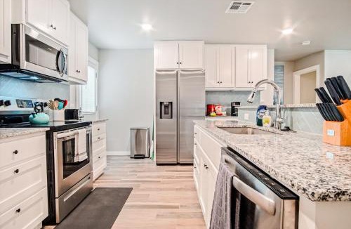 Central Oklahoma City House | 5BR Home 3 mins Wiley Post, Sleeps 12
