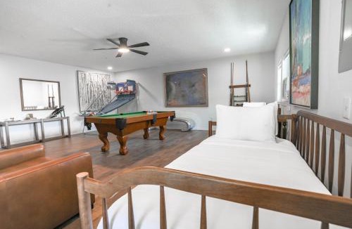 Warr Acres House | 5BR Home 8 mins Wiley Post, Sleeps 14