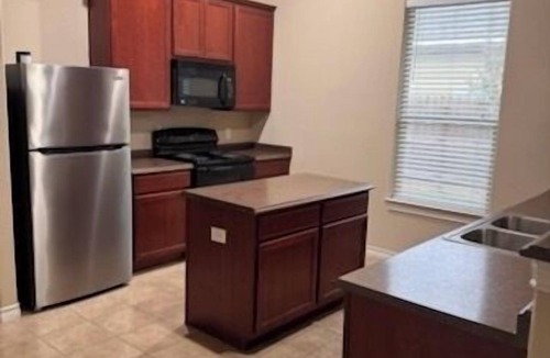 Brownsville House | 5BR Home Backyard + BBQ/Sleeps 10
