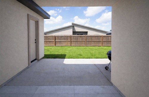 Brownsville House | 5BR Home Backyard + BBQ/Sleeps 10