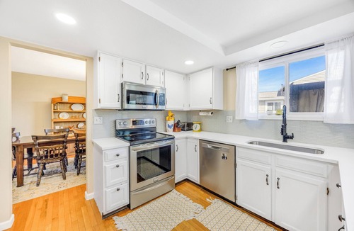 Centennial House | 5BR Home for Groups, Large Dining Table, SE Denver