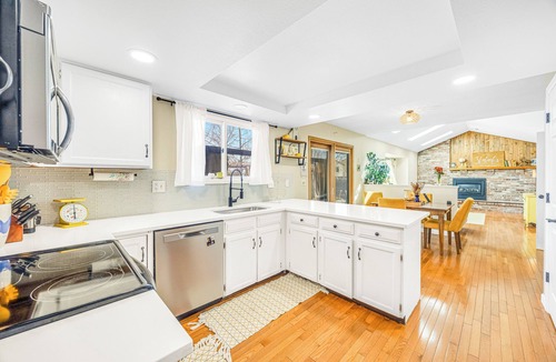 Centennial House | 5BR Home for Groups, Large Dining Table, SE Denver