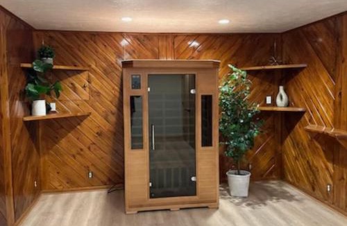 Cadillac House | 5BR Lakefront Getaway with hot tub