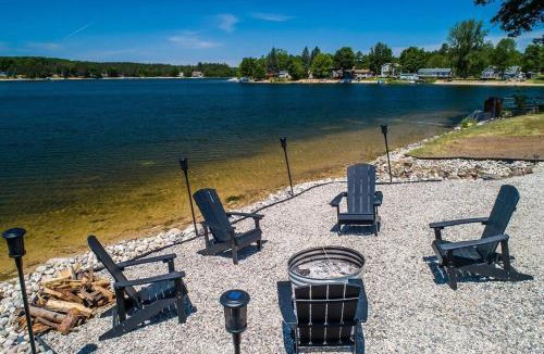 Cadillac House | 5BR Lakefront Getaway with hot tub