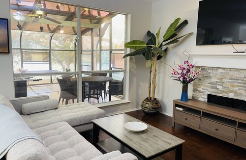 Irving House | 5BR Lakefront Retreat! Sleeps 10! Best Lake Views at Irving Lake