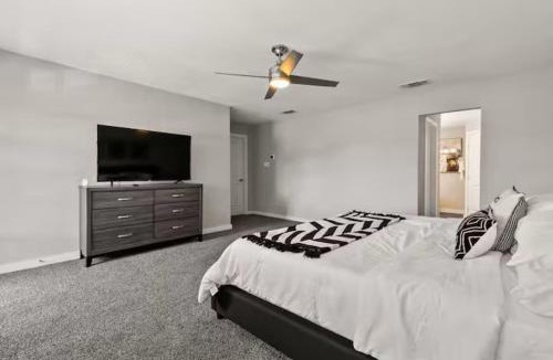 Grand Prairie Villa | 5BR Luxury Sleeps 10 By World Cup