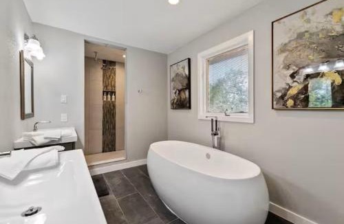 Grand Prairie Villa | 5BR Luxury Sleeps 10 By World Cup
