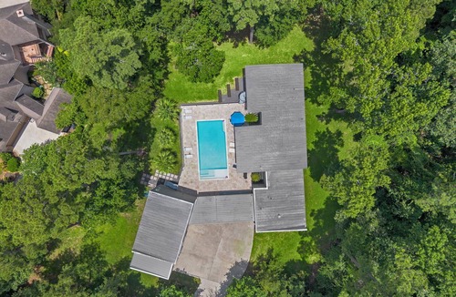 Grogan's Mill House | 5BR+ Modern Home, Pool, Gym, 2 Kitchens, 1 Acre Estate.