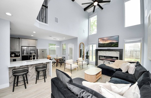 Barker House | 5BR Modern Paradise. Sleeps 15. Family Friendly