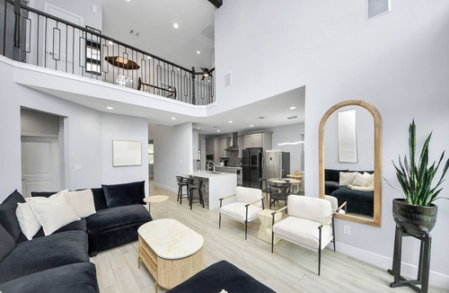 Barker House | 5BR Modern Paradise. Sleeps 15. Family Friendly