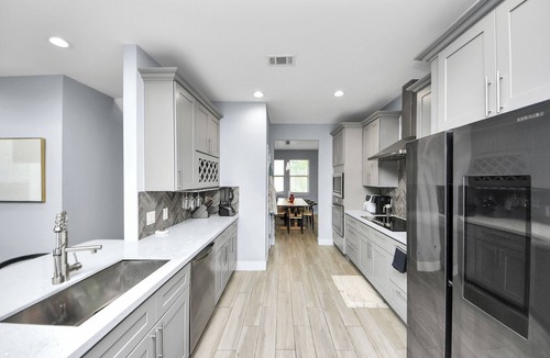 Barker House | 5BR Modern Paradise. Sleeps 15. Family Friendly