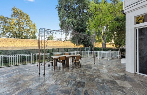 Pocket House | 5BR Modern Riverside Getaway - Relax & Unwind