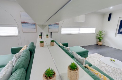 Helensvale Apartment | 5BR Oasis w RiverViews,Private Pool, Patio, Deck