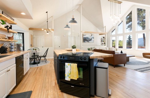 Woodland Park House | 5BR Pikes Peak Estate View- Fire Pit & Hot Tub 331550