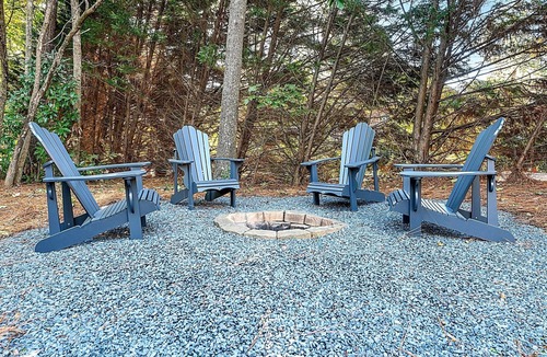 Pinehurst House | 5BR Pinehurst Retreat | Sauna + Fire Pit