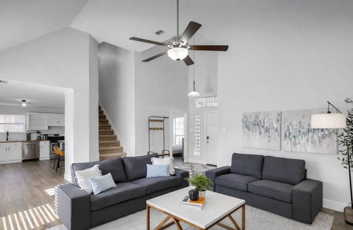 DeSoto House | 5BR Pool Villa | Water Volleyball | Cinema | 20 mins from Dallas