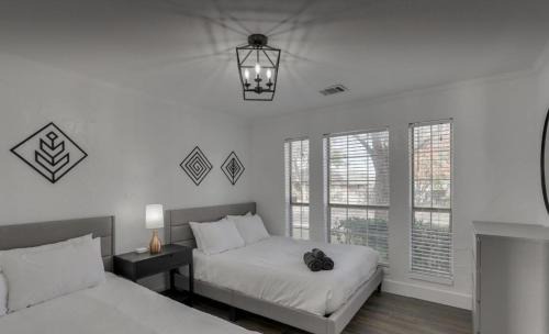 DeSoto Villa | 5BR Pool Villa Water Volleyball Cinema 20 mins from Dallas